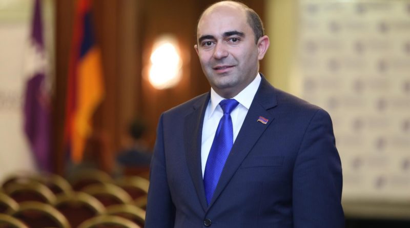 Երբ տեսավ, որ մատս չի հասնում սելֆիի կոճակին, նախագահն ինքը մի քանի նկար արեց. Մարուքյանը Մակրոնի հետ նոր սելֆի է արել