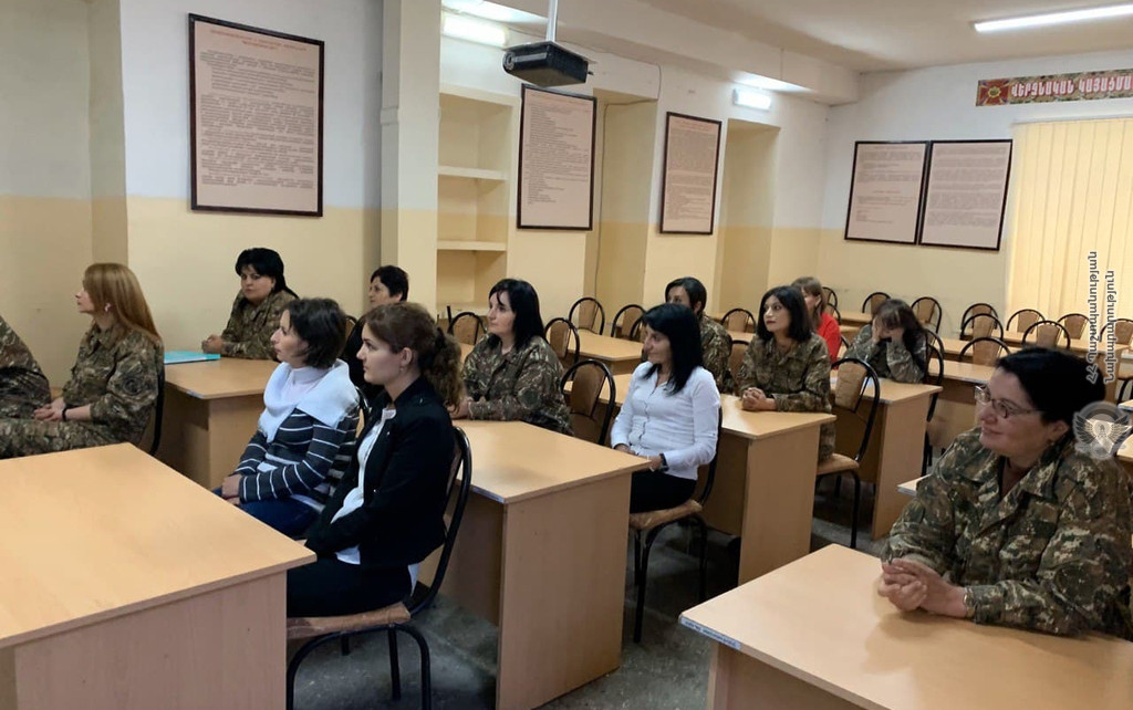 Հանդիպում կին զինծառայողների հետ