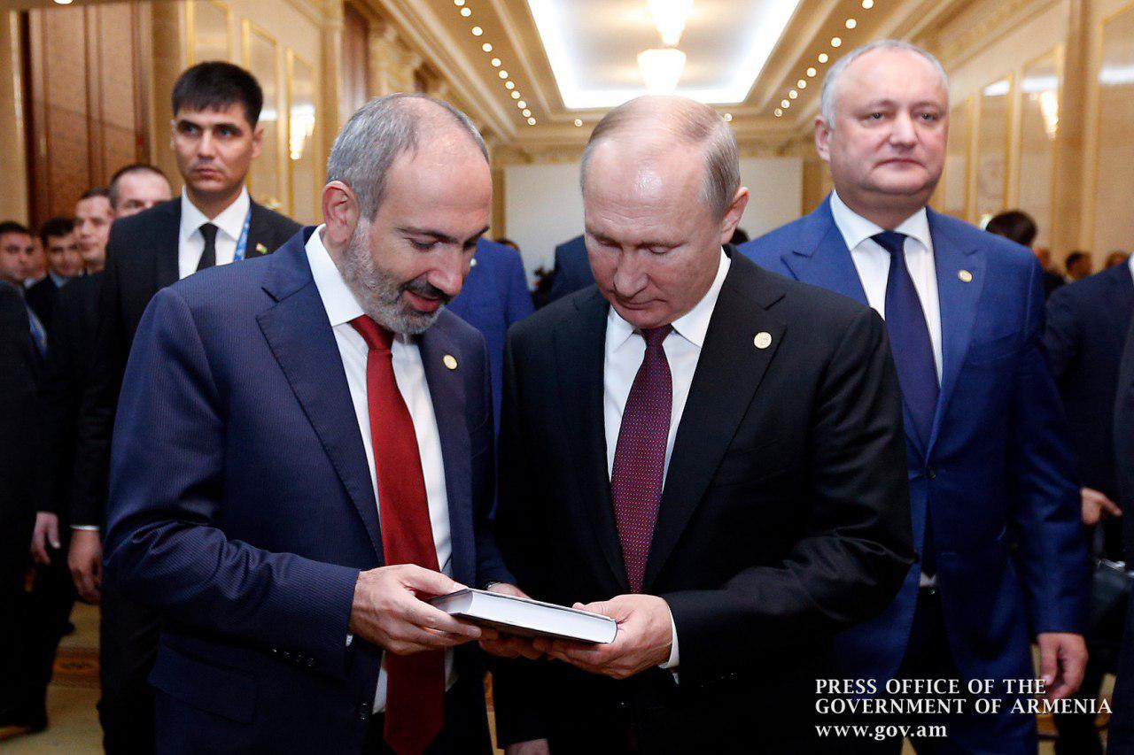 Փաշինյանը Պուտինին Արցախի մասին գիրք է նվիրել