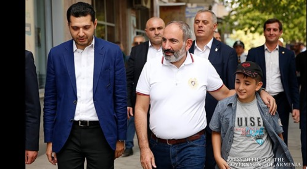 Էս ինչի՞ եք սենց հանգիստ ման գալիս․ Արմավիրի բնակչուհին՝ Փաշինյանին