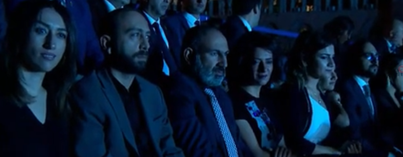 Փաշինյանը կնոջ և դուստրերի հետ մասնակցում է ՏՏ 23-րդ համաշխարհային համաժողովի հանդիսավոր բացման համերգին