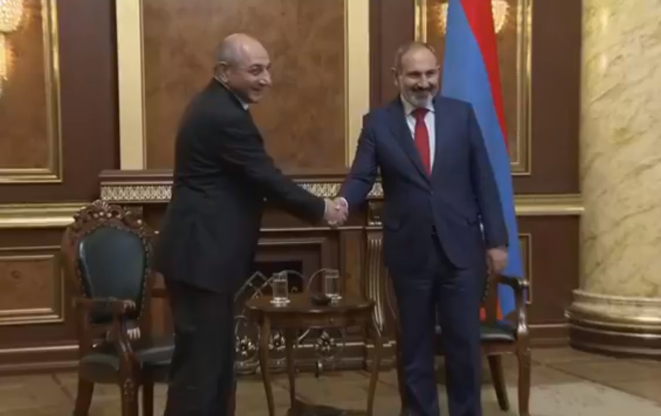 Նիկոլ Փաշինյանը հանդիպում է Բակո Սահակյանի հետ