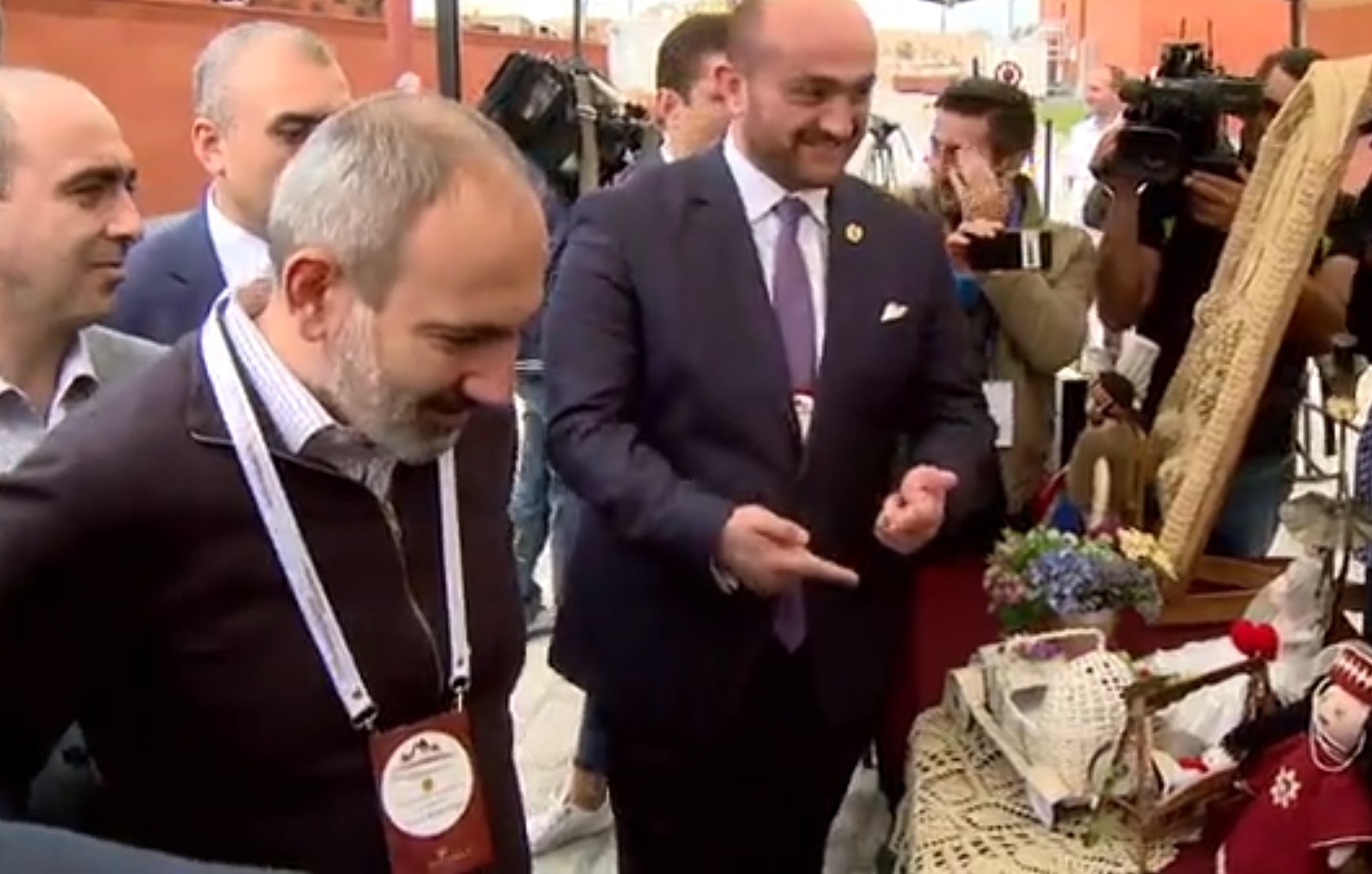 Ուրիշին նվիրեք՝ մեր անունից. վարչապետը չվերցրեց իրեն տրվող նվերը
