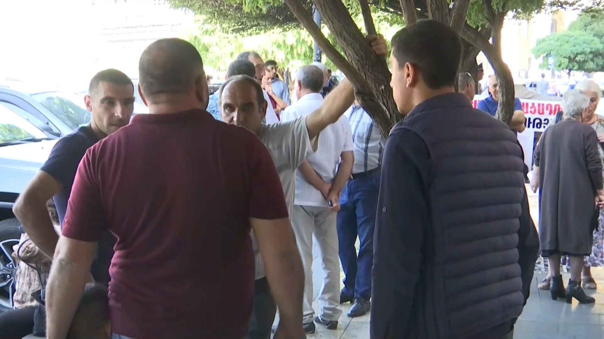 Նորաշենցիները պահանջում են հետ բերել իրենց համայնքապետին. ակցիա կառավարության դիմաց