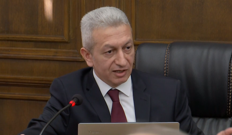 Դուք հրաշալի խուսափում եք բոլոր հարցերին ուղղակի պատասխանելուց. պատգամավորները Ջանջուղազյանին հորդորում են հարցերին կոնկրետ պատասխանել