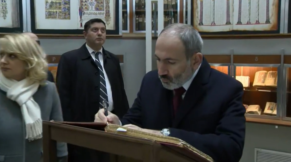 Փաշինյանը գրառում կատարեց Մխիթարյան միաբանության «Ոսկե» գրքում