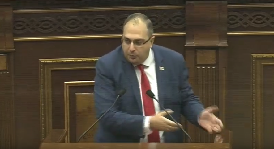 Եկեք արգելենք նաև ամուսնությունը տղամարդու և խոսափողի, կնոջ և ամբիոնի միջև․ Վարդանյանը՝ Պետրոսյանին