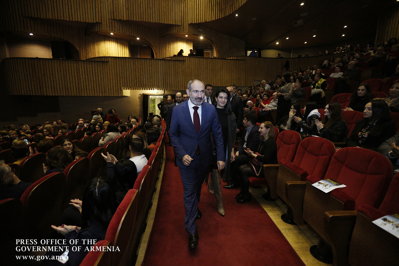 Վարչապետը տիկնոջ հետ ներկա է գտնվել «Թռիչք կկվի բնի վրայով» ներկայացմանը