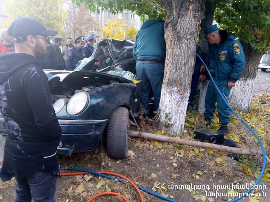 Գյումրիում մեքենան բախվել է ծառին․ վարորդի վիճակը ծանր է