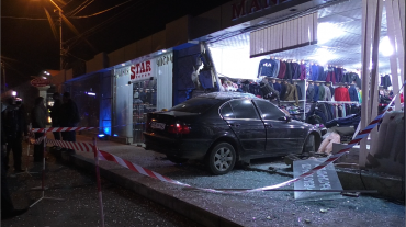 Գյումրիում մեքենան մխրճվել է հագուստի խանութի տաղավարի մեջ