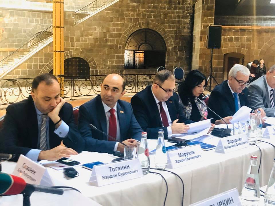 ՌԴ Դումայի պատգամավորը երգում է միջխորհրդարանական հանձնաժողովի նիստում