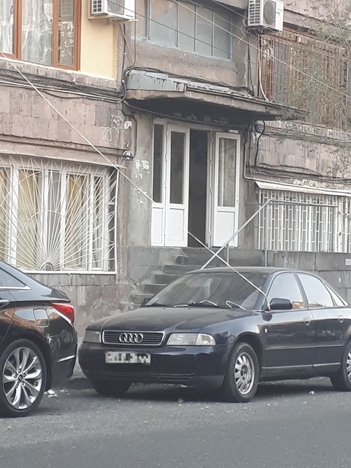 Ճոպաններով կապկպված մեքենայի լուսանկարը համացանցում բուռն քննարկումների թեմա է դարձել