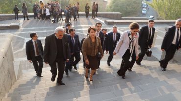 Ղազախական պատվիրակությունը տպավորված է հայ ձեռագրական հարուստ մշակույթով