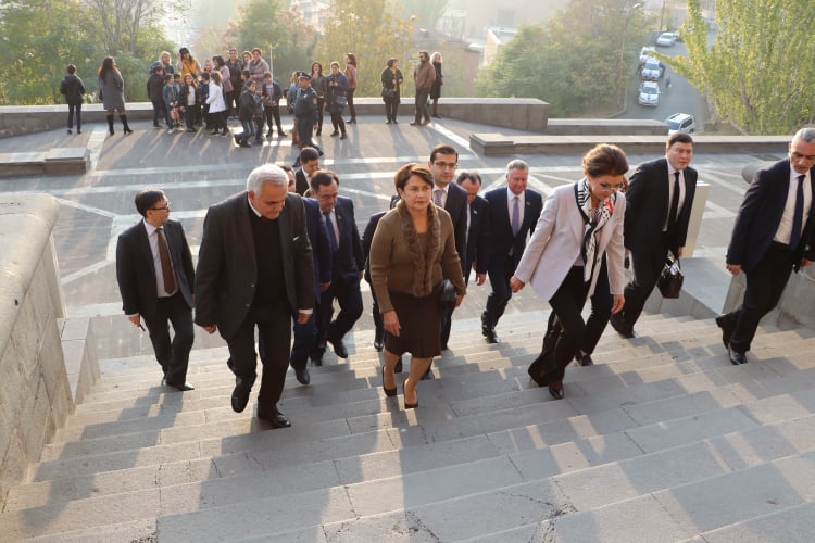 Ղազախական պատվիրակությունը տպավորված է հայ ձեռագրական հարուստ մշակույթով