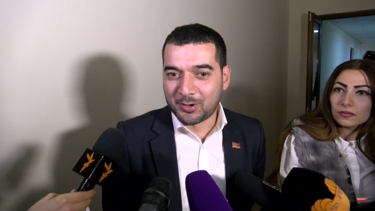 «Եկել եմ Գարիկ Սարգսյանի համար հարմար մի բան ընտրեմ». Հրաչյա Հակոբյան