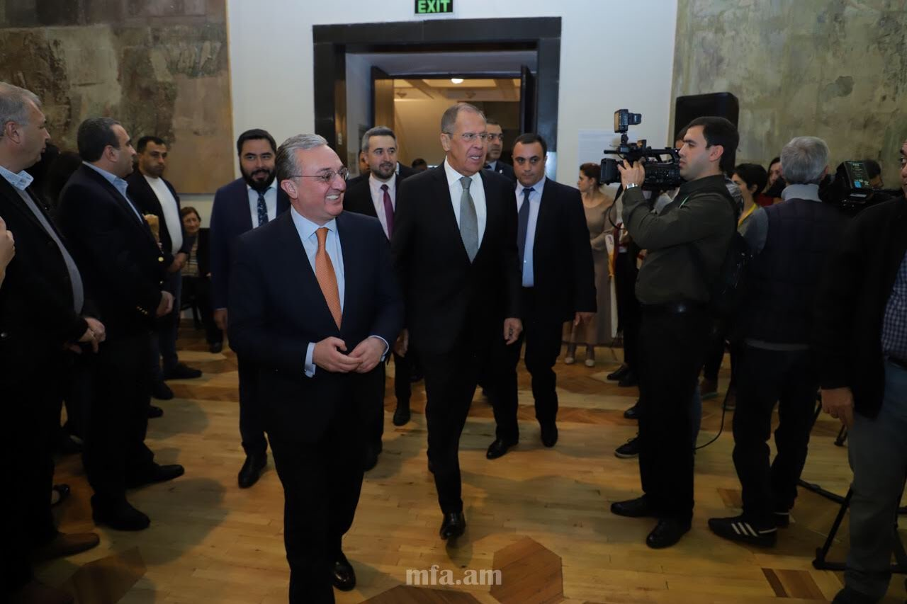 Լավրովը պաշտոնական այցի շրջանակներում Մնացականյանի հետ բացել է Հայրենական Մեծ պատերազմի հաղթանակի 75-ամյակին նվիրված ցուցահանդես