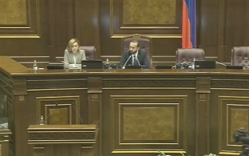Պարո՛ն Ուրիխանյան, էդ ձեր մասնավո՞ր դիտարկումն է, որ մեզ սկուտեղի վրա իշխանություն է մատուցվել. Արարատ Միրզոյան