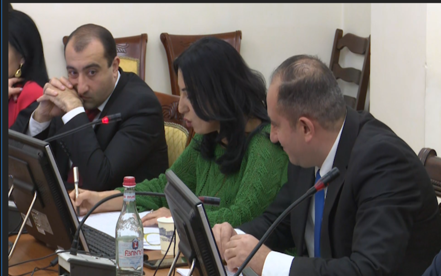 Պարո´ն Պետրոսյան, ես միշտ մտածում եմ, թե ինչու եք վեճ հրահրում. թեժ քննարկո՞ւմ, թե՞ վեճ խորհրդարանում