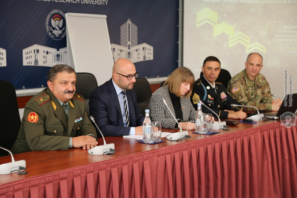 Լին Թրեյսին այցելել է Պաշտպանական ազգային հետազոտական համալսարան
