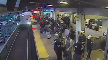 Ինչպես է մետրոյի աշխատակիցը փրկում ուղևորի կյանքը մահից մեկ վայրկյան առաջ