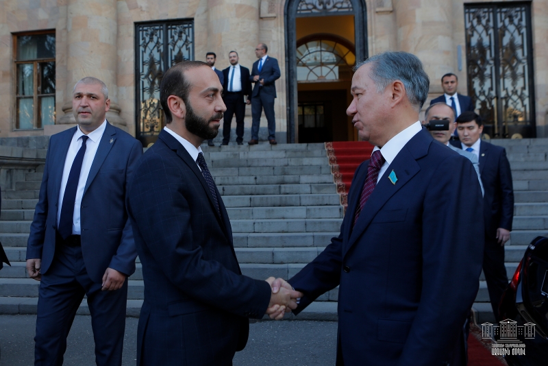 Արարատ Միրզոյանը հանդիպել է Ղազախստանի Մաժիլիսի նախագահի հետ