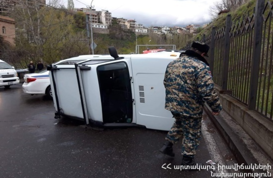 «Փարվանա» ռեստորանային համալիրի մոտակայքում ավտոմեքենա է շրջվել