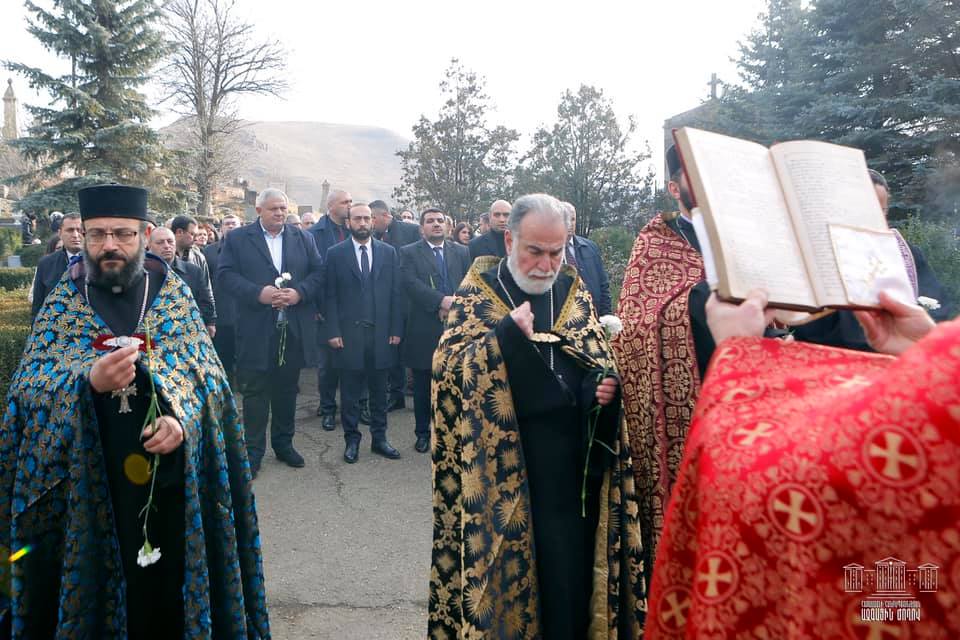 ԱԺ նախագահը երկրաշարժի զոհերի հիշատակը հարգել է Վանաձորում