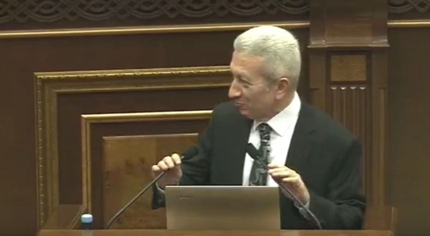 Այլընտրանք էլ չունեմ, կանգնած եմ․ Ջանջուղազյանը` Անի Սամսոնյանի կանգնել ու ուղիղ պատասխանելու պահանջին