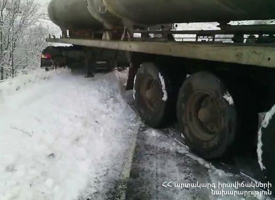 Ջերմուկ-Երևան ավտոճանապարհին բեռնատարը սահել է ճանապարհի երթևեկելի հատվածում՝ դարձնելով այն միակողմանի փակ