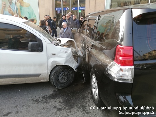 Չարենցի փողոցում 4 մեքենա է բախվել