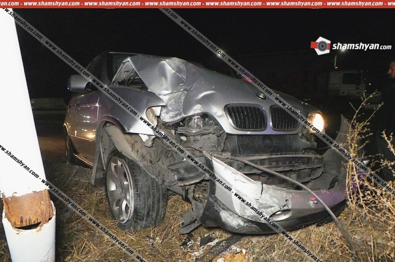 Երևանում BMW X5-ի վարորդը բախվել է բետոնե եզրաքարերին, այնուհետև՝ էլեկտրասյանը. կան վիրավորներ.