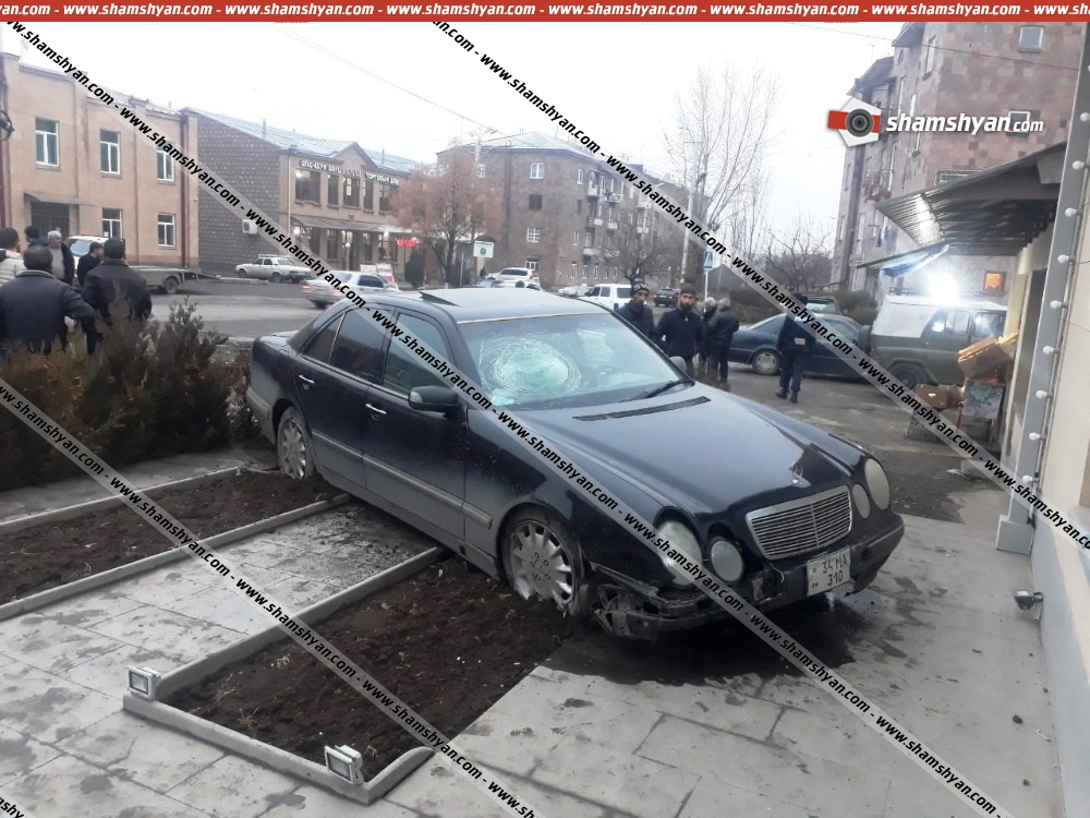 Շիրակի մարզում 23-ամյա վարորդը Mercedes-ով բախվել է բազալտե եզրաքարերին ու հայտնվել հետիոտնի համար նախատեսված մայթին․ կա տուժած