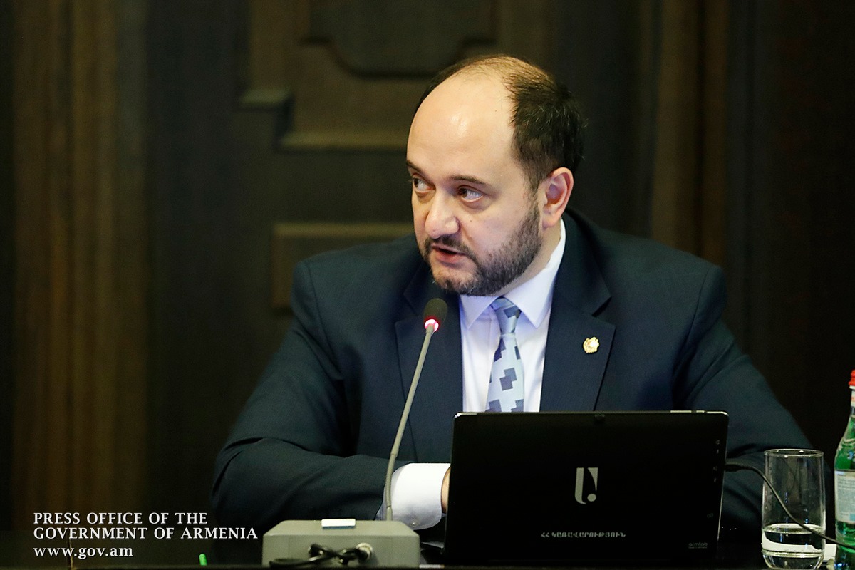 Արայիկ Հարությունյանը գործընկերներին ներկայացման տոմսեր է նվիրել