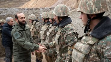 Միշտ խաղաղ լուսաբացներ դիմավորեք, տղե´րք. Արարատ Միրզոյանն այցելել է սահմանային դիրքեր
