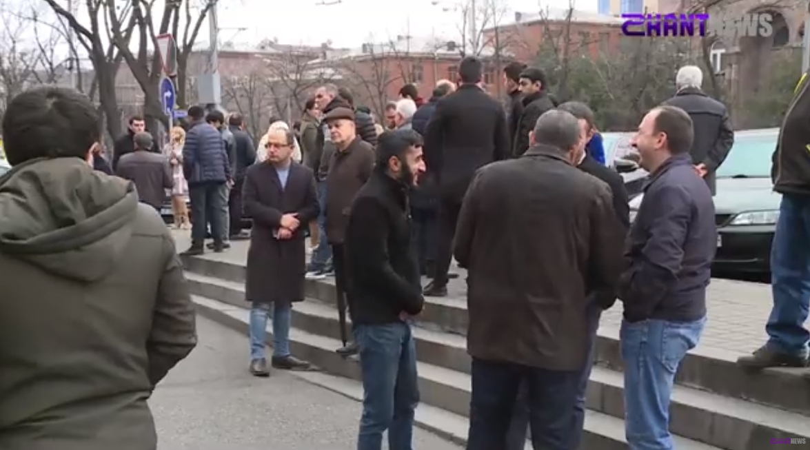 Հրայր Թովմասյանի աջակիցները ՍԴ-ի մոտ են հավաքվել