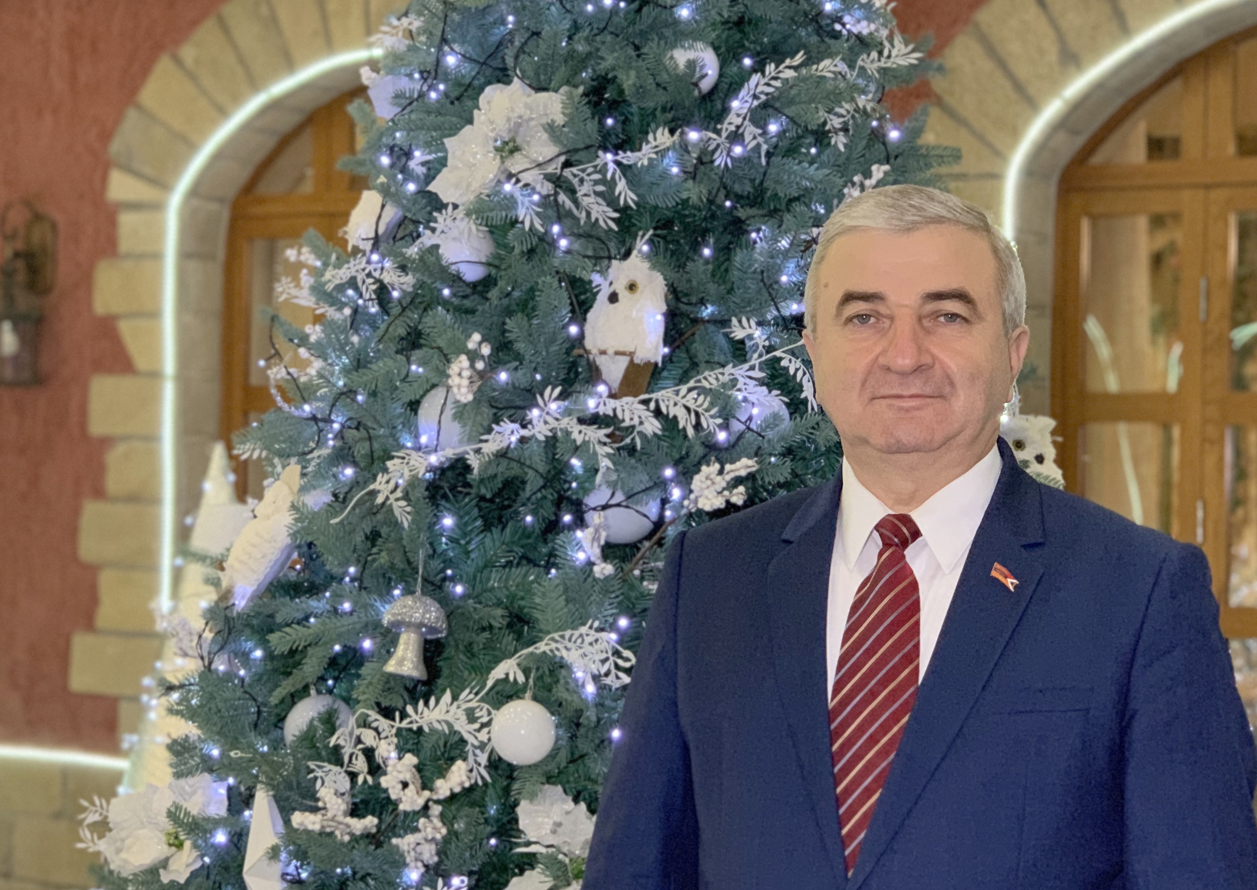 Ջերմորեն շնորհավորում եմ բոլորիդ՝ Արցախում, Հայաստանում և Սփյուռքում գալիք Ամանորի և Սուրբ Ծննդյան տոների առթիվ․ Աշոտ Ղուլյան