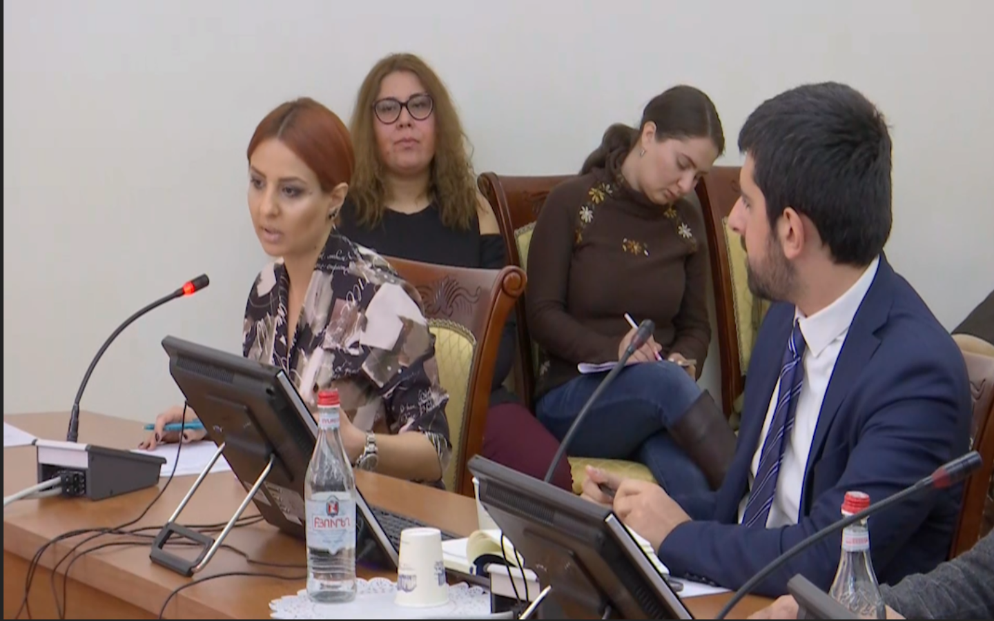 Ինչո՞ւ են պատգամավորները հիշել «սև ու սպիտակի», «ասֆալտին փռելու», «Ամանորին բլինչիկ չուտելու» պատմությունները. թեժ բանավեճ ԱԺ-ում