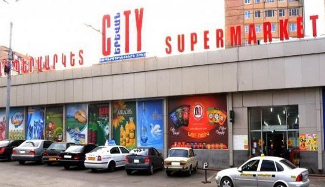 Օհանովի փողոցում գտնվող «Երևան Սիթի» սուպերմարկետի տանիքում ծուխ է նկատվում