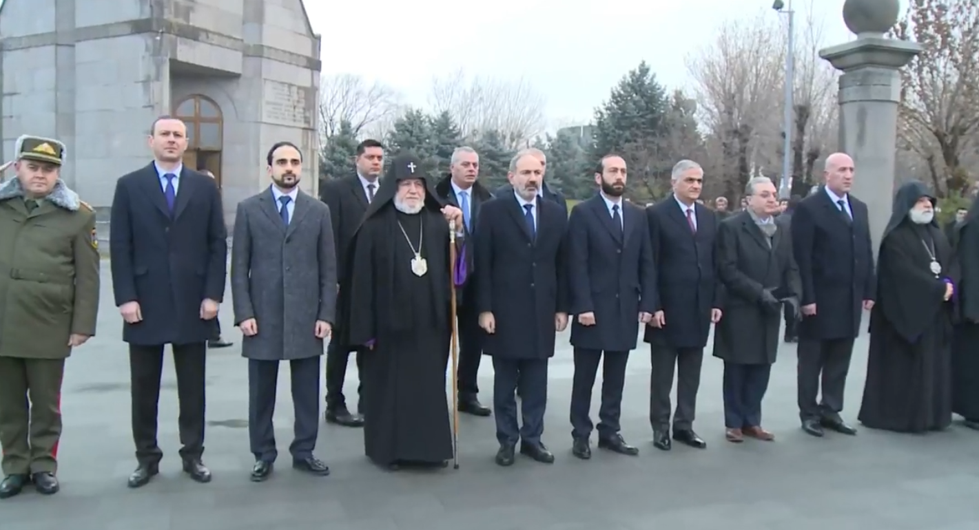 Տոների նախաշեմին վարչապետն ու այլ բարձրաստիճան այրեր այցելել են «Եռաբլուր» զինվորական պանթեոն