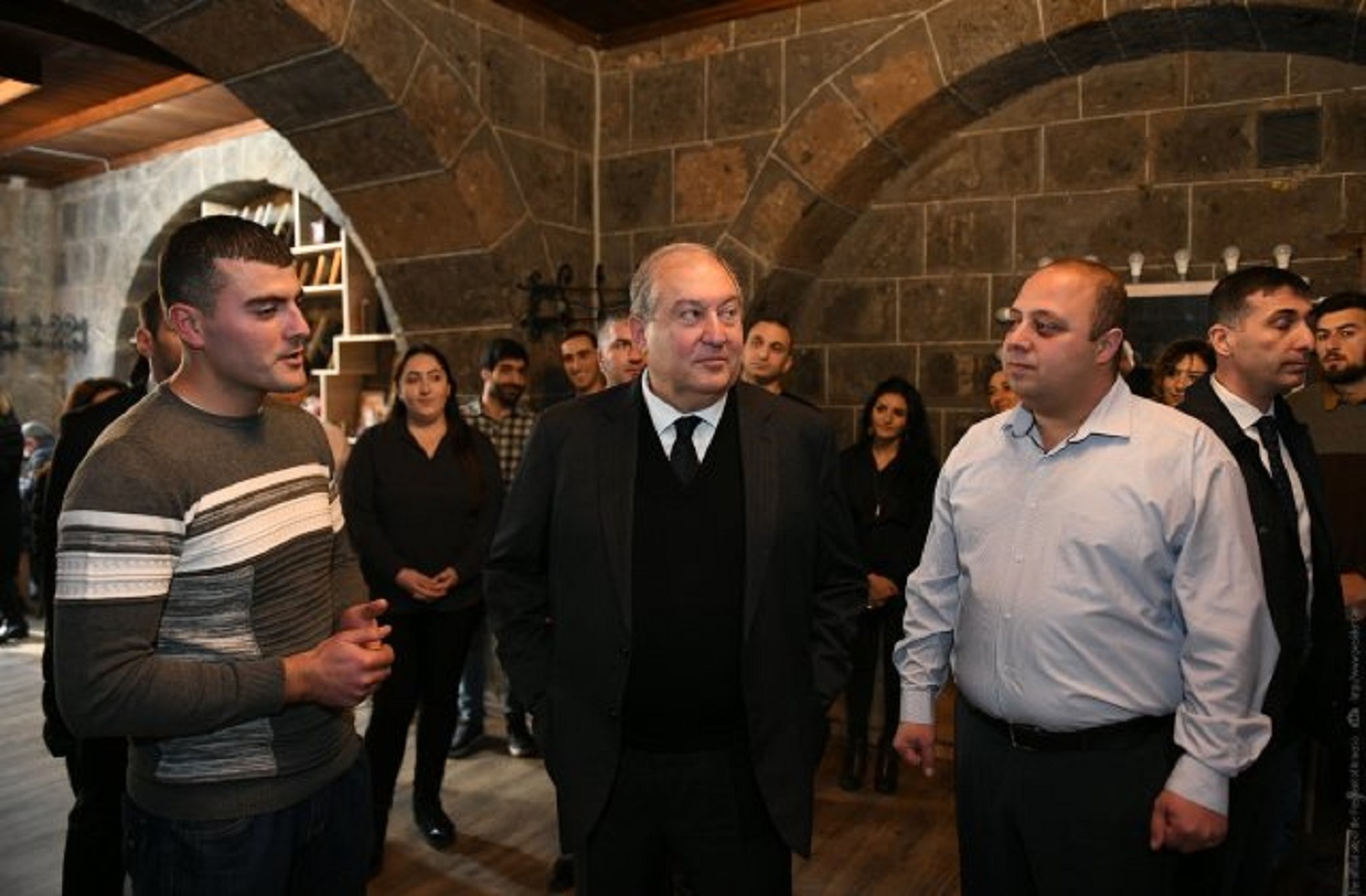 Մեծ հաջողությունը միշտ գալիս է թիմի հետ. Արմեն Սարգսյանն այցելել է «Գյումրին մեր տունն է» երիտասարդական նախաձեռնության արվեստանոց