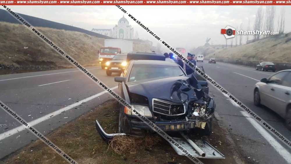 «Արծվի թևեր»-ի մոտ բախվել են Opel-ն ու Mercedes-ը, վերջինս էլ տապալել է երթևեկությունը կարգավորող ցուցանակը. կան վիրավորներ