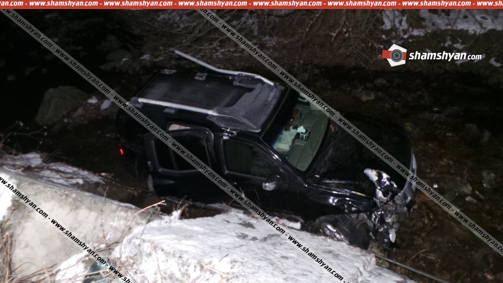 Լոռու մարզում Nissan XTrail-ը դուրս է եկել երթևեկելի գոտուց, գլորվել ու հայտնվել ձորակում. կա 1 զոհ, 2 վիրավոր.