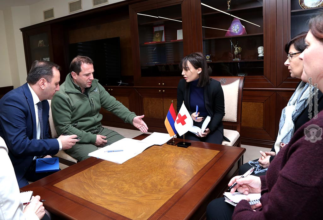 Դավիթ Տոնոյանը Կարմիր խաչի պատվիրակության ղեկավարի հետ քննարկել է Արայիկ Ղազարյանի և Կարեն Ղազարյանի ճակատագրերը
