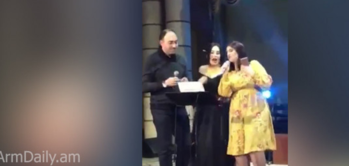 А нам все равно. ինչպես է Նաիրա Զոհրաբյանը ԲՀԿ Երևանի ավագանու անդամների հետ երգում