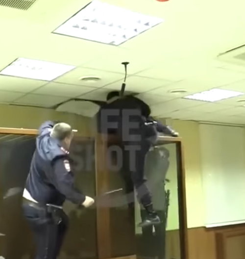 Քրոջ սպանության մեջ մեղադրվողը փորձել է դատարանից առաստաղով փախչել