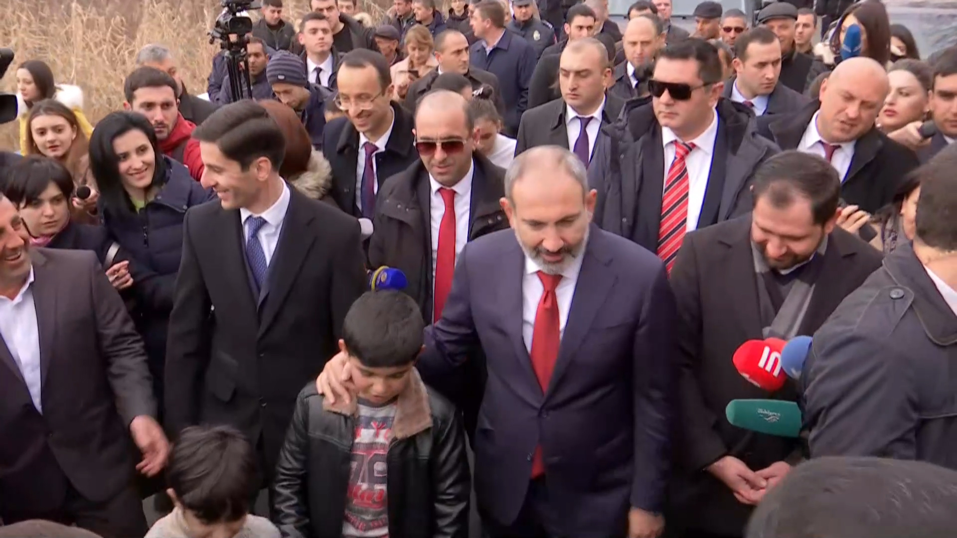 Ոտանավոր գրելիս սիրո մասին գրեք, ղեկավարի մասին մի՛ գրեք. Նիկոլ Փաշինյանը՝ Սիս գյուղի փոքրիկ բնակչին