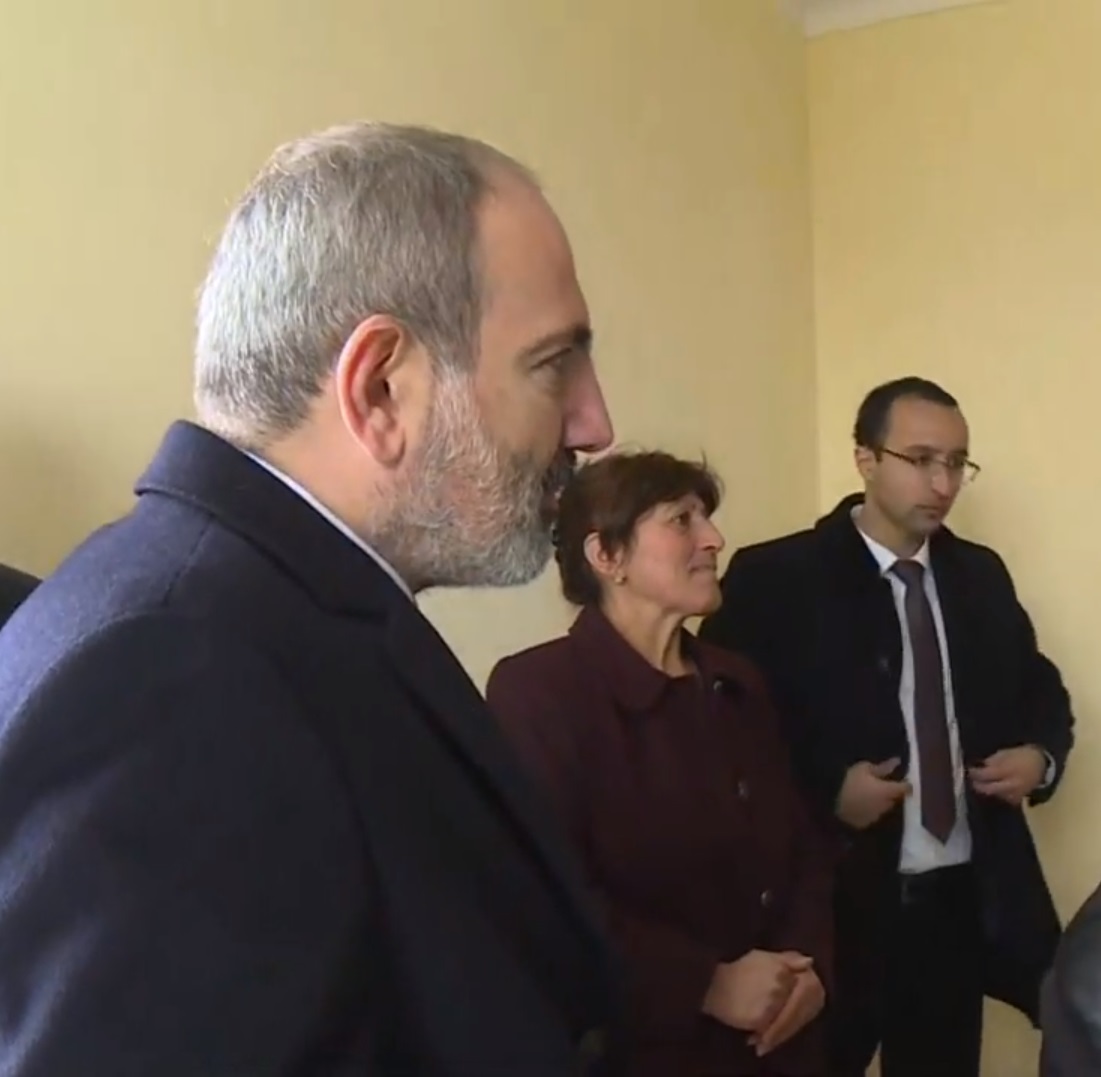 Նիկոլ Փաշինյանն այցելել է բնակարանամուտ տոնող լեռնանցքցիներին