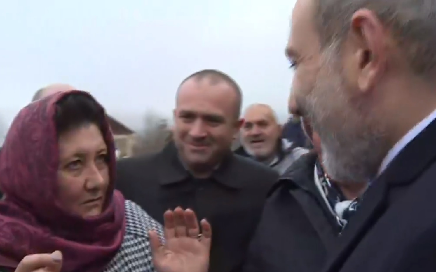 Էնքան թուղթ կա մոտս, ոչ մեկը չեմ տալիս. լեռնանցքցի կինը դիմեց ՀՀ վարչապետին