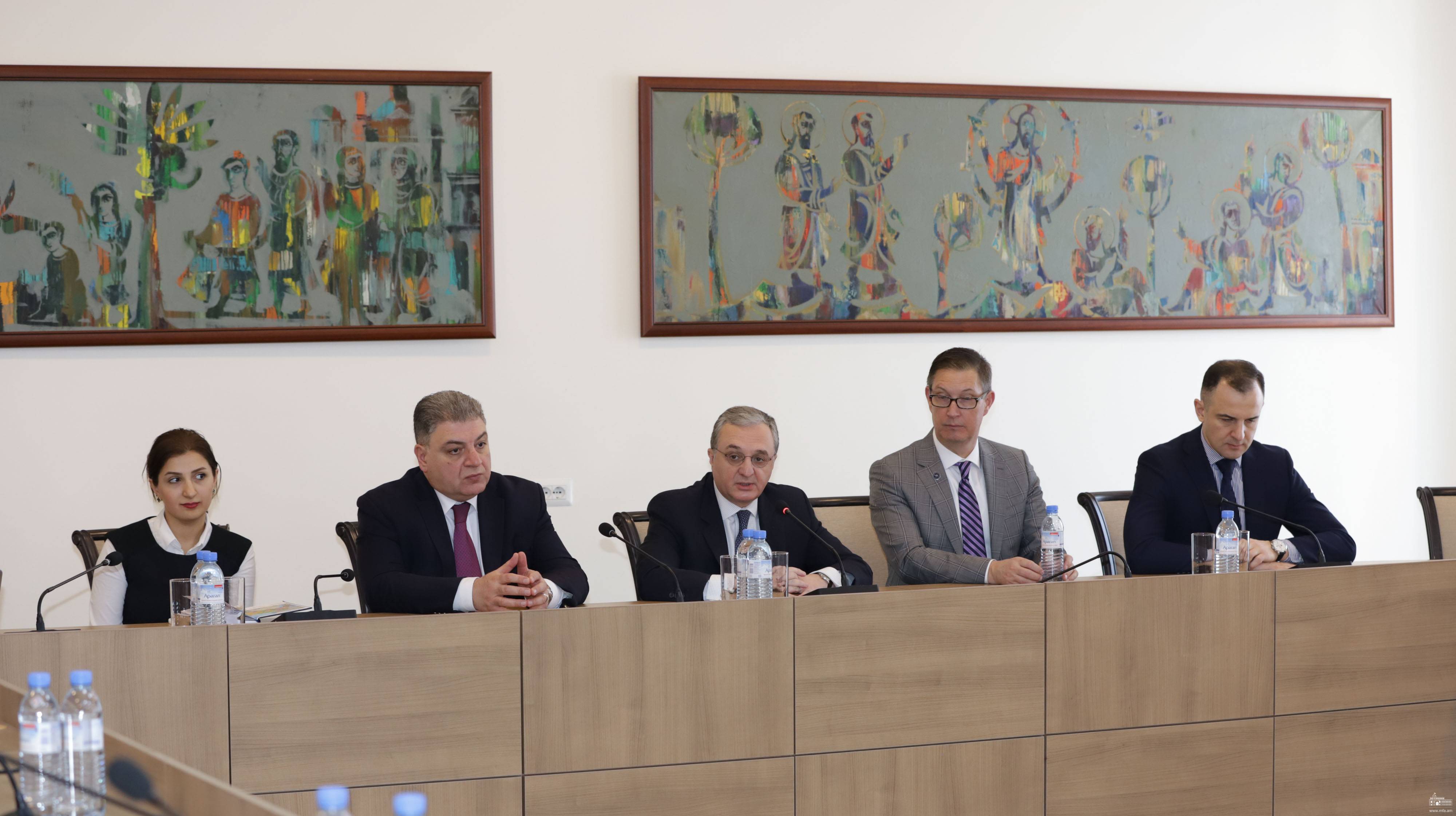 Զոհրաբ Մնացականյանը հանդիպել է Հայաստանի Ամերիկյան համալսարանի հումանիտար և հասարակական գիտությունների ֆակուլտետի պրոֆեսորադասախոսական կազմի և ուսանողների հետ