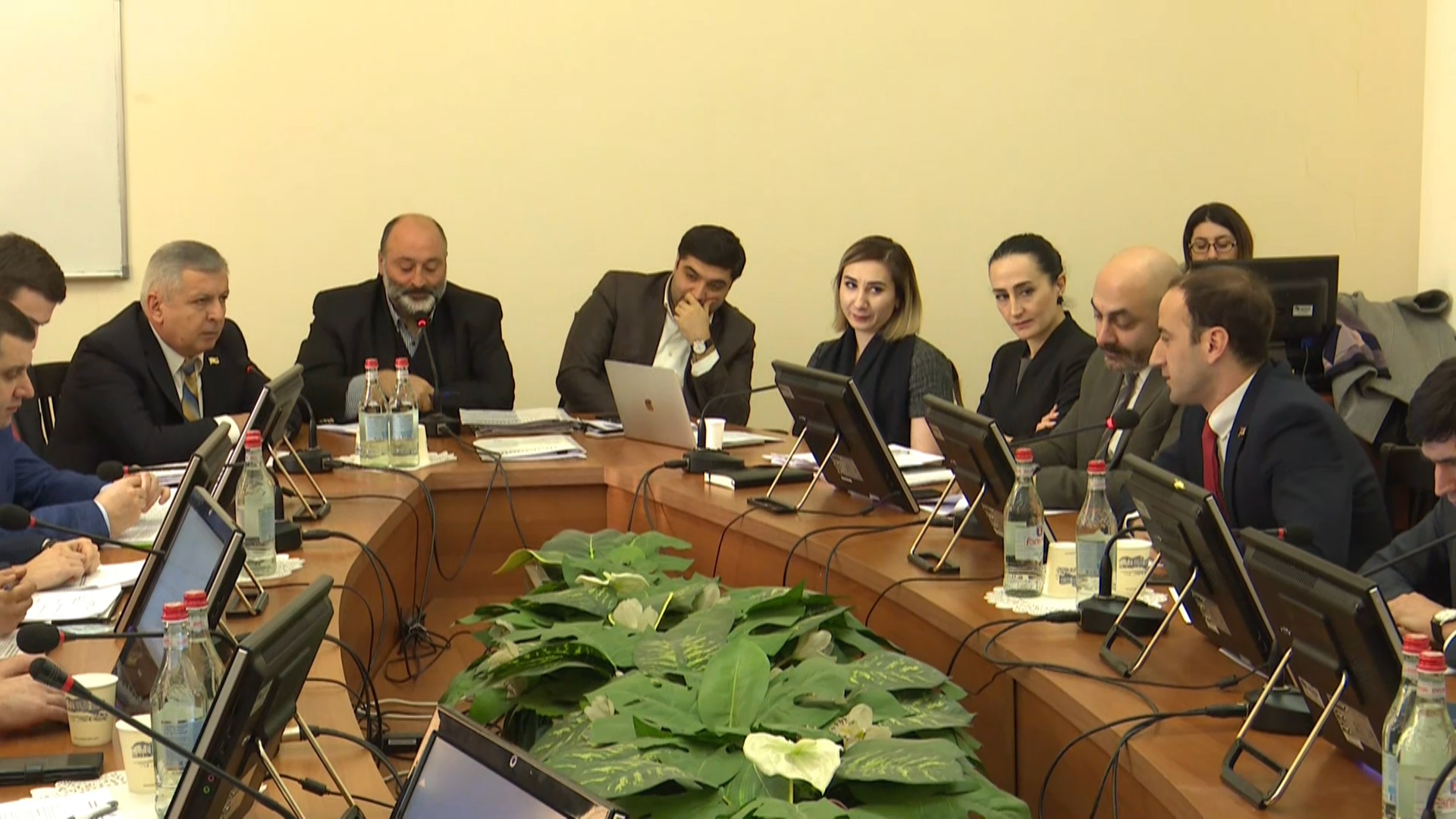 Ուրախ եմ, որ երիտասարդ եմ, որ պատգամավոր եմ դարձել՝ չունենալով խոշոր բիզնես. Սիսակյանի ու Բագրատյանի թեժ զրույցը